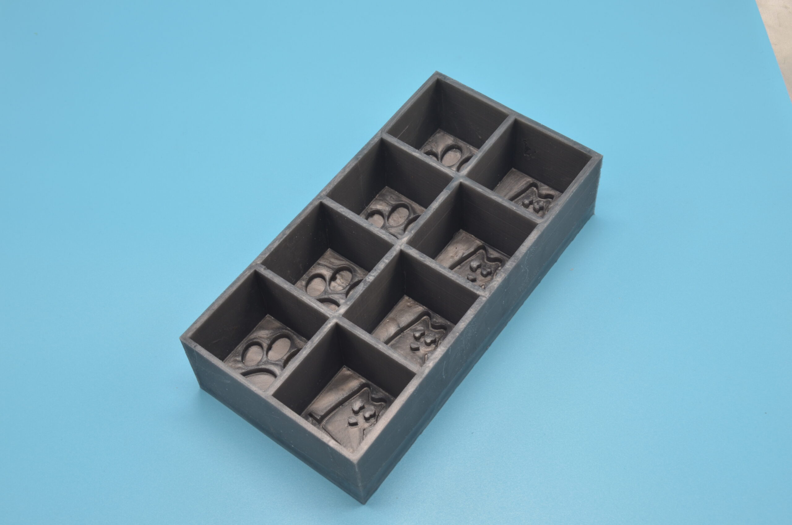 Individuelle Eiswürfelform – Silikonform mit Logo in Grau für kreative Eiswürfelformen.