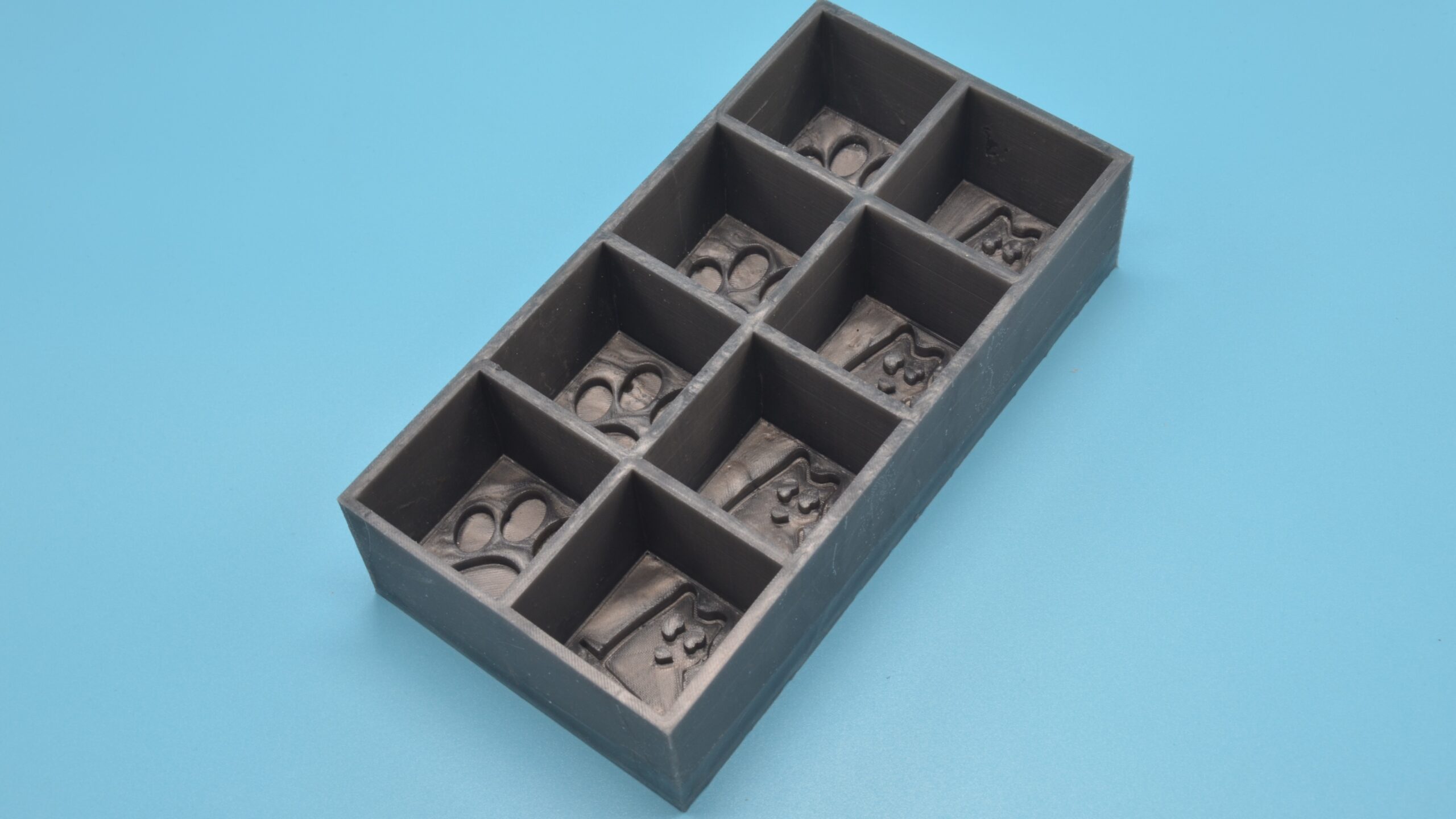 individuelle Silikonform mit erhabenen Logos in grau