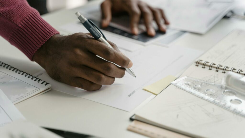 Ausgefallene Silikonformen – Skizze einer individuellen Silikonform für Hände auf Blatt Papier.