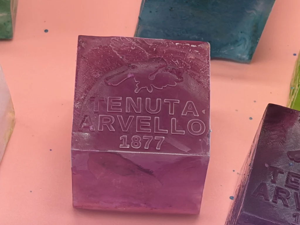 personalisierter Eiswuerfel in pink mit erhabenen Logo