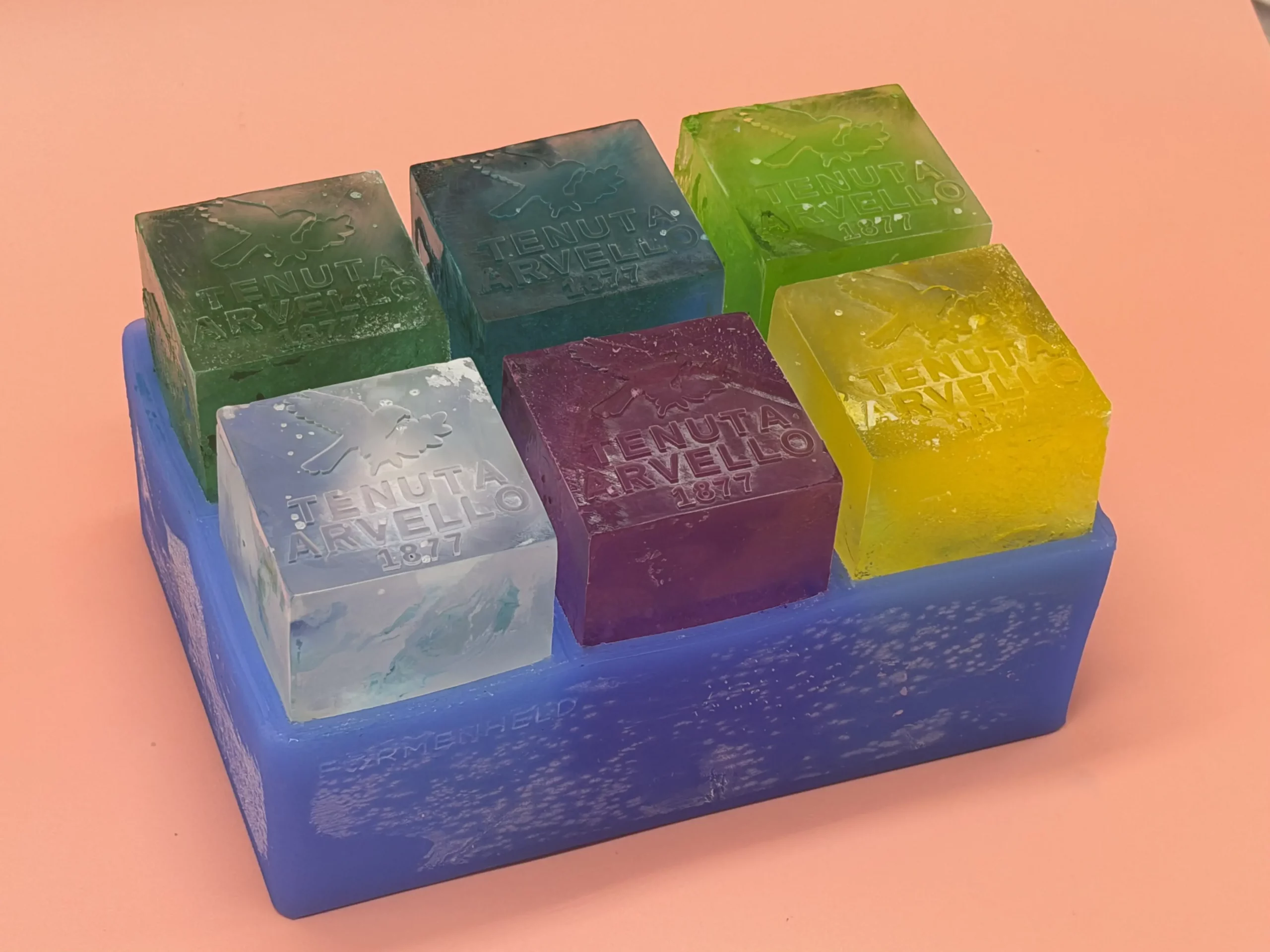 Projekt-Beispiel personalisierte Eiswürfel für Firma aus blauer Silikonform
